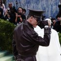 Luke Evans setzt Lederstatement bei Met Gala