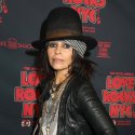 Linda Perry ruft queere Menschen zum Widerstand auf