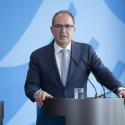 Dobrindt gegen Social-Media-Verbot
