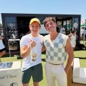 Tom Daley überrascht Tom Holland mit gehäkeltem Spinnennetz