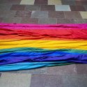 Regenbogenflagge auf Reisen