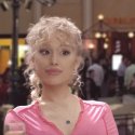 Ariana Grande macht Foto-Panne zum Showgirls-Gag