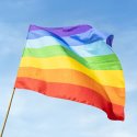 Büsum hängt Regenbogenflaggen nach erneutem Diebstahl wieder auf