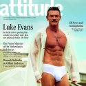 Luke Evans zeigt sich im weißen Slip auf Cover 