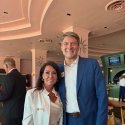 Todd Delmay mit Bürgermeisterin Joy Cooper bei einer Veranstaltung in Hallandale Beach