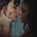 Cara Delevingne schmust in neuem Clip mit Samara Weaving