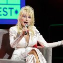 Dolly Parton spricht beim CMA Fest 2024 in Nashville