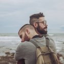 Zwei Männer umarmen sich am Meer