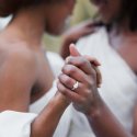 Erstes Frauenpaar heiratet