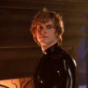 Evan Peters im Latex-Look