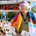 Mit Pride-Flagge ins Ziel
