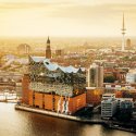 Blick über Hamburg mit Elbphilharmonie und Fernsehturm im warmen Abendlicht