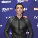 Daniel Donskoy in schwarzer Lederjacke vor der Fotowand des New Faces Award 2026