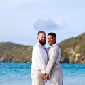 Pascal und Juliano in weißen Outfits am Strand