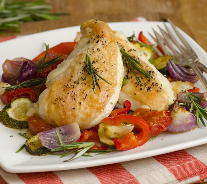 Ratatouille mit gegrillter Hähnchenbrust // © martinturzak