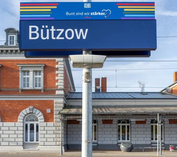 Deutsche Bahn reagiert mit Regenbogenschild auf AfD-Fahnen