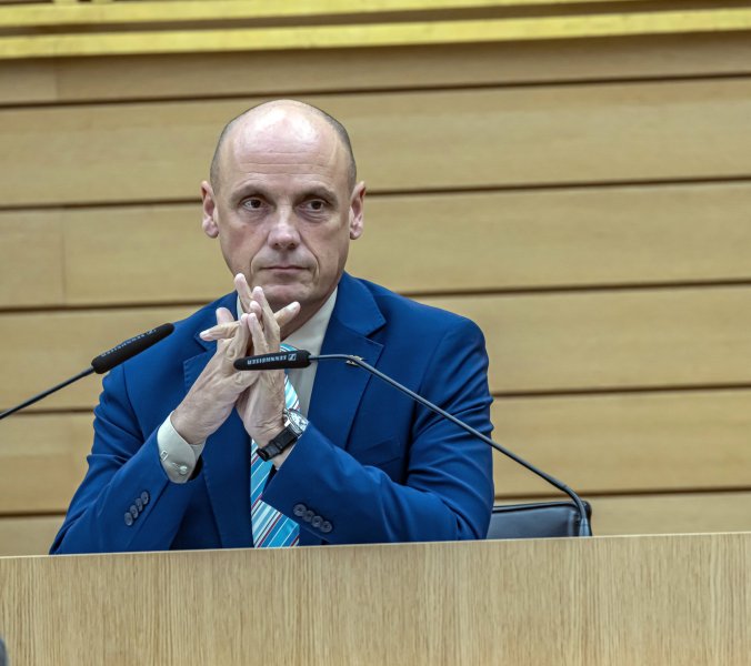 Landtag: Daniel Born stimmt erneut bei AfD-Nominierung ab