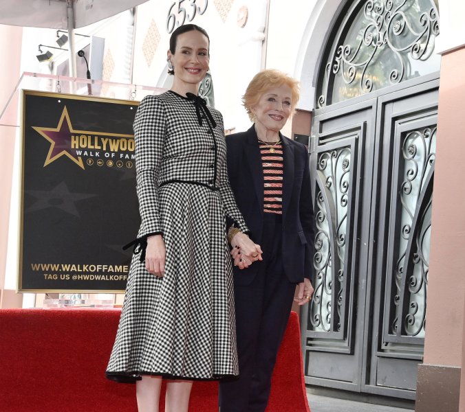 Sarah Paulson links und Holland Taylor bei einer Veranstaltung auf dem Hollywood Walk of Fame