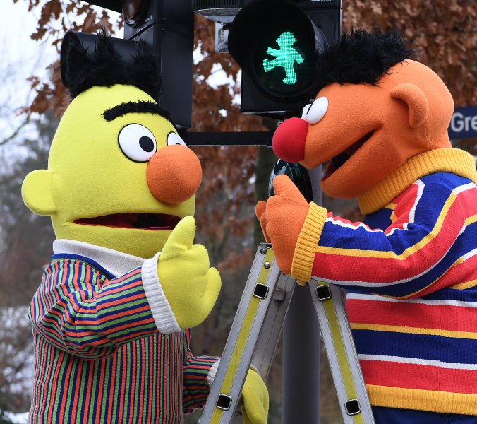 Ernie und Bert regeln den Verkehr