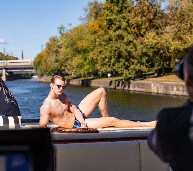 Nackte Männer auf der Spree 