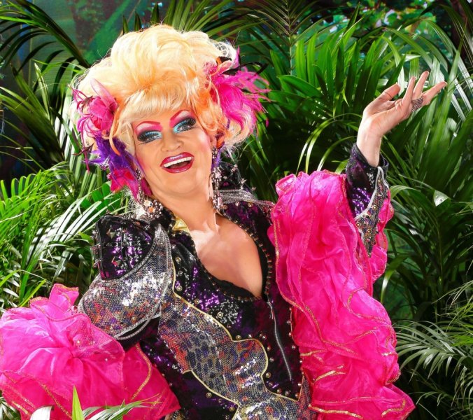 Olivia Jones verwandelt Bar in Dschungeltempel