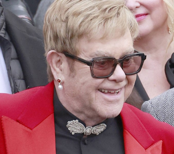 Elton John trotzt gesundheitlichen Problemen