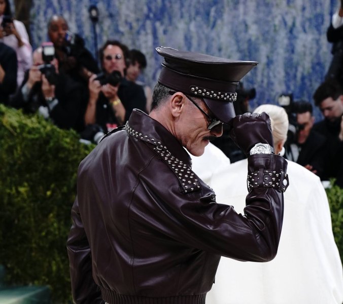 Luke Evans setzt Lederstatement bei Met Gala