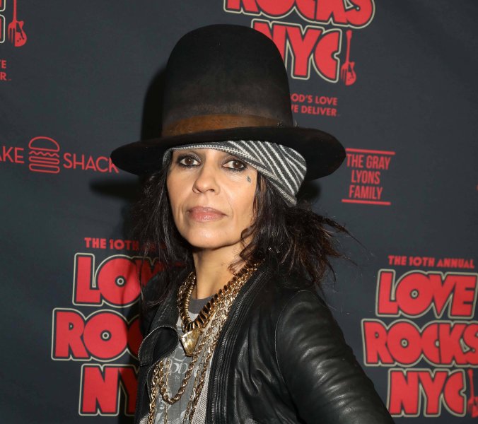 Linda Perry ruft queere Menschen zum Widerstand auf
