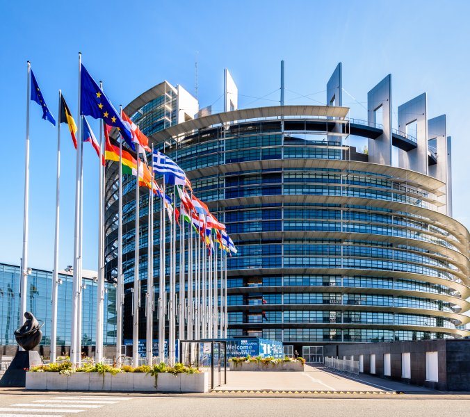EU-Parlament stärkt Schutz für Opfer mit LGBTIQ+ Bezug