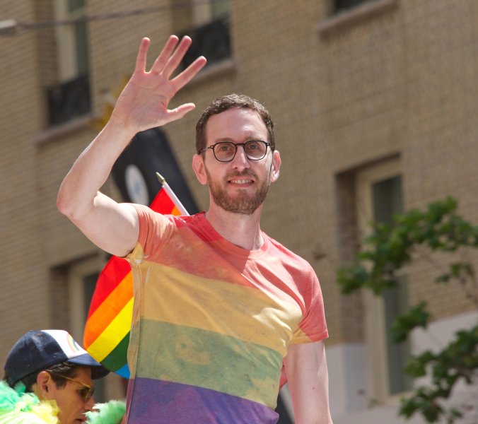 Senator Scott Wiener bei Trans-March bedrängt und vertrieben