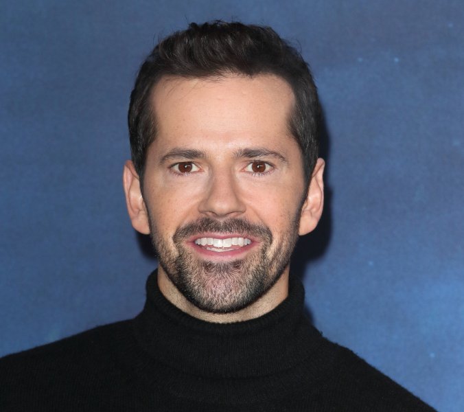 Robbie Fairchild setzt queeres Zeichen in "The Comeback"