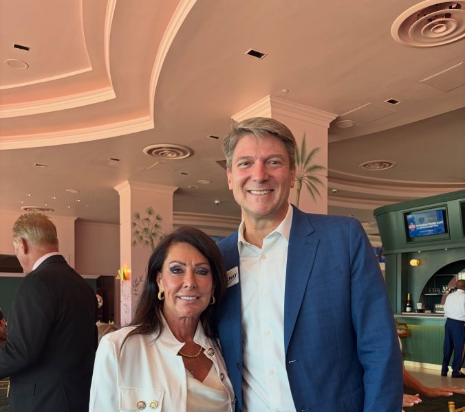 Todd Delmay mit Bürgermeisterin Joy Cooper bei einer Veranstaltung in Hallandale Beach
