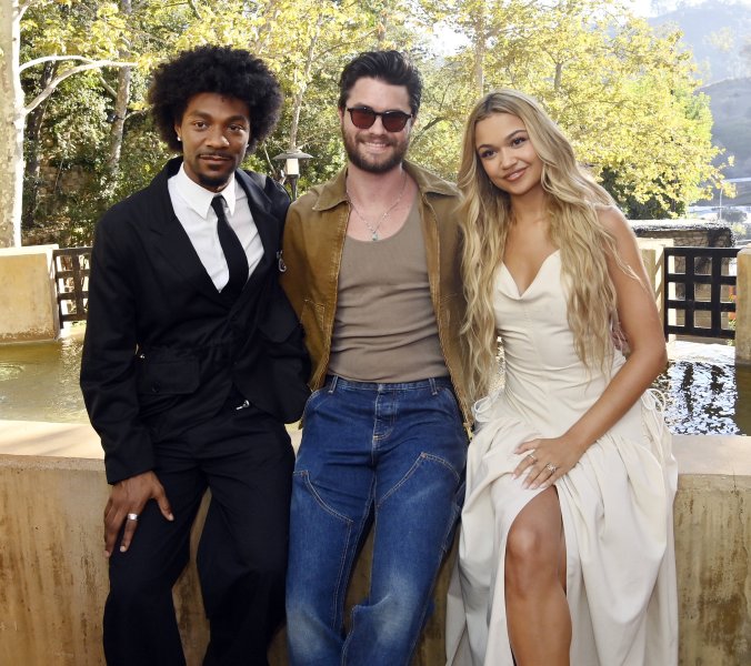 Madison Bailey mit Jonathan Daviss und Chase Stokes beim Abschiedsevent zur fünften Staffel von „Outer Banks“