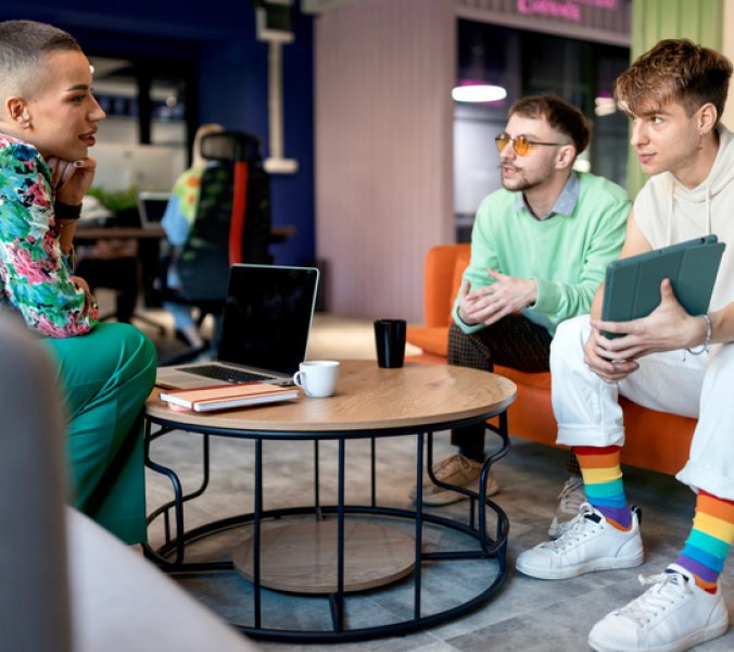 So erkennst du echte LGBTQ+-Unterstützung und durchschaust Pinkwashing // © Anchiy