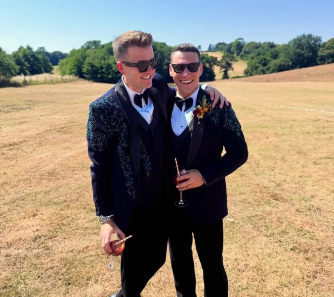 Kyle Tayler-Woolston mit seinem Ehemann George bei ihrer Hochzeit