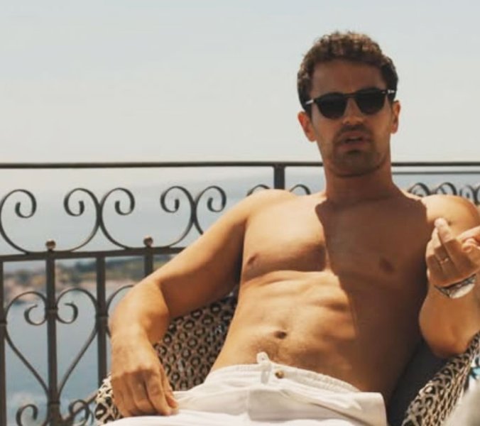 Theo James mit heißer Sauna-Szene