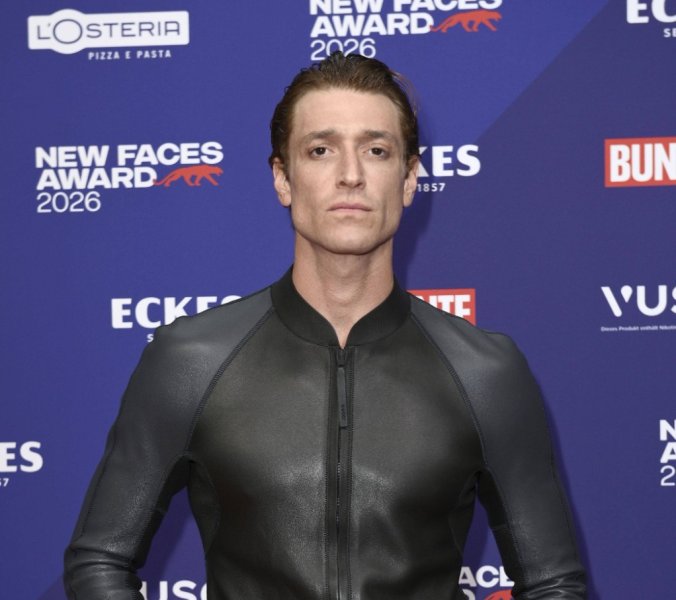 Daniel Donskoy in schwarzer Lederjacke vor der Fotowand des New Faces Award 2026