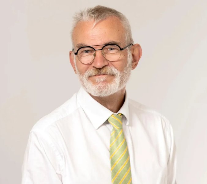 Andrew Boff mit Brille und weißem Hemd auf seinem offiziellen Porträt