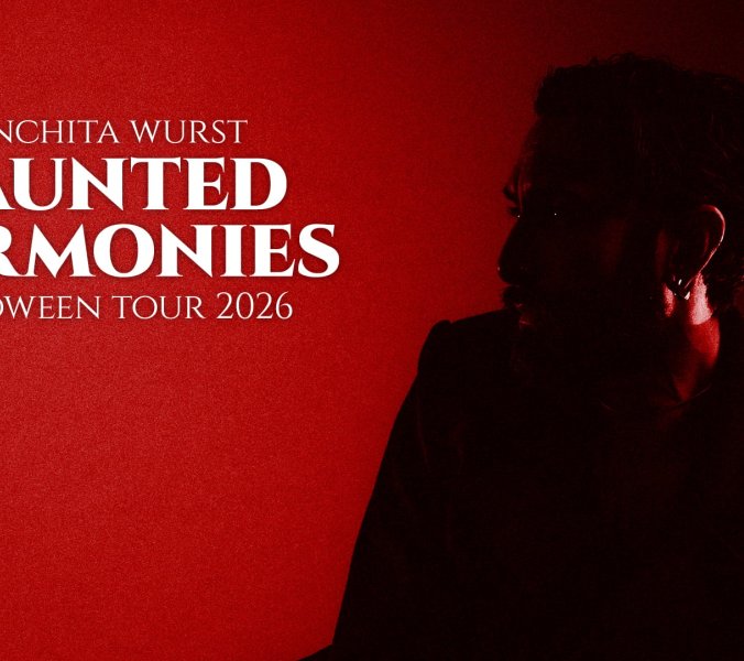 Offizielles rotes Pressemotiv zu Conchita Wursts Halloween-Konzerten „Haunted Harmonies“ mit Tom Neuwirth im Schatten.