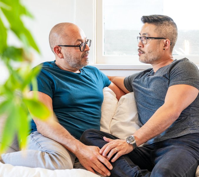 Zwei Männer besprechen gemeinsam Unterlagen