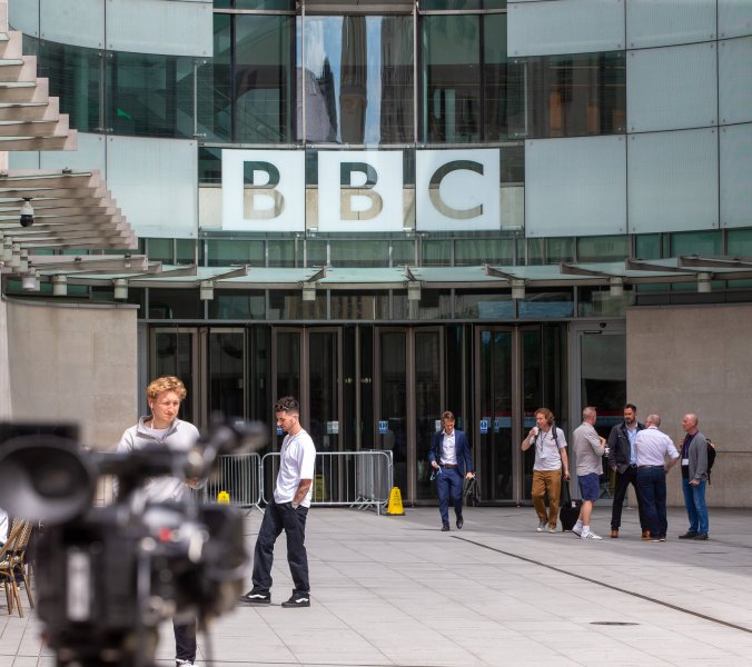 BBC-Schriftzug am New Broadcasting House in London