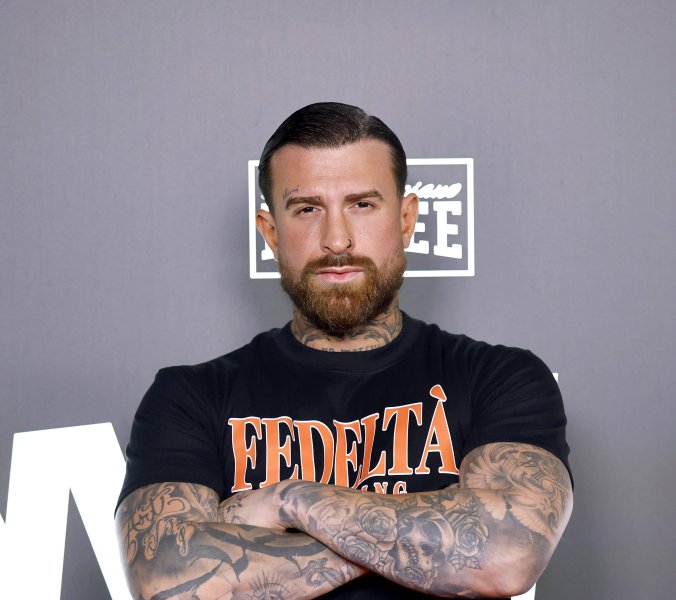 Gigi Birofio mit verschränkten Armen auf dem roten Teppich bei Fame Fighting 4 in Essen