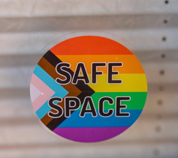 Safe-Space-Aufkleber mit Progress-Pride-Flagge an der AIDS-Hilfe Osnabrück