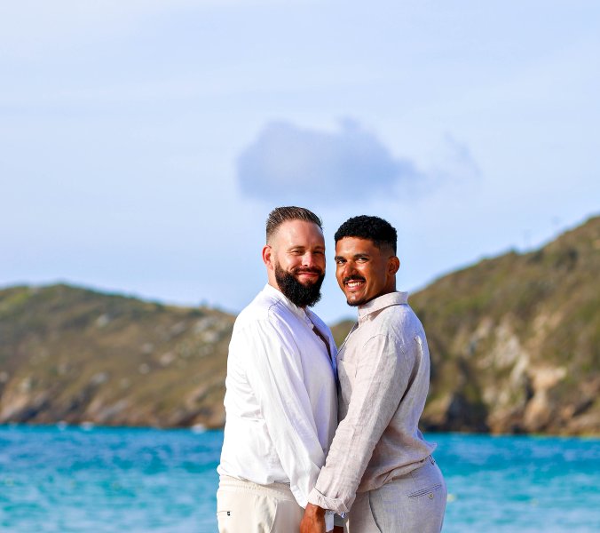 Pascal und Juliano in weißen Outfits am Strand