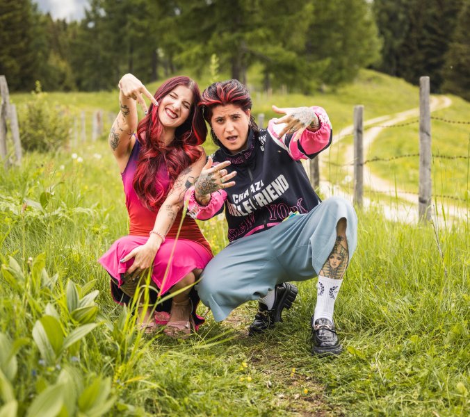 Julia links und Ebru rechts auf dem offiziellen Forsthaus-Rampensau-Pressefoto
