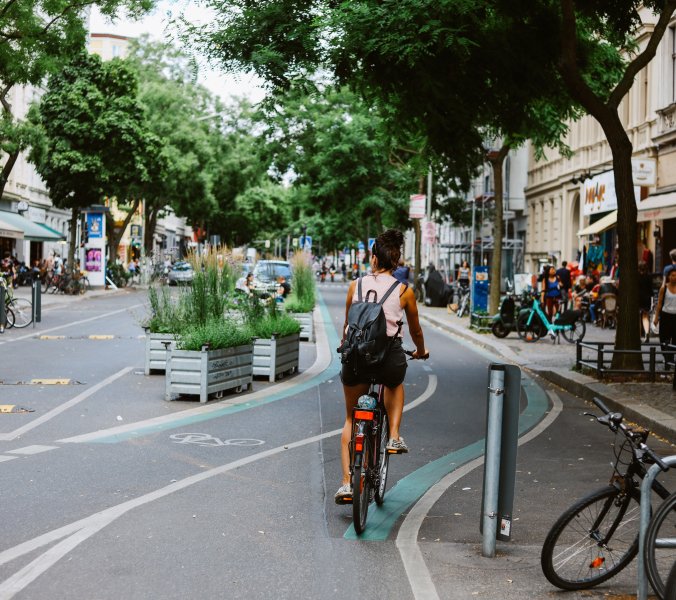 Radverkehr und Aufenthaltsflächen auf einer Stadtstraße