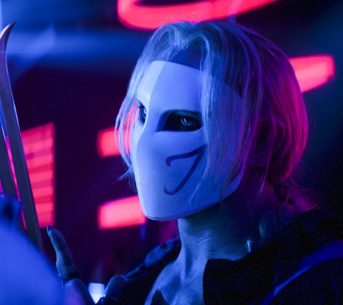 Orville Peck als maskierter Vega mit Metallkralle in einer neonbeleuchteten Szene aus „Street Fighter“.