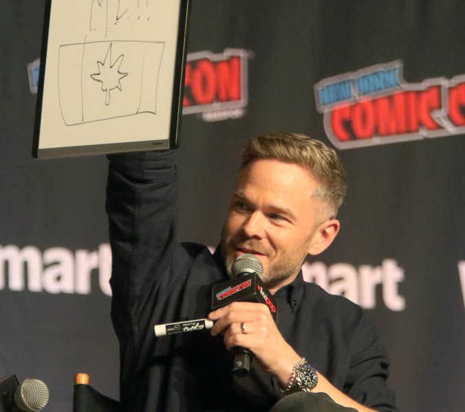 Shawn Ashmore, der Iceman in den früheren X-Men-Filmen spielte, mit Mikrofon bei einem Comic-Con-Panel – Archivaufnahme.