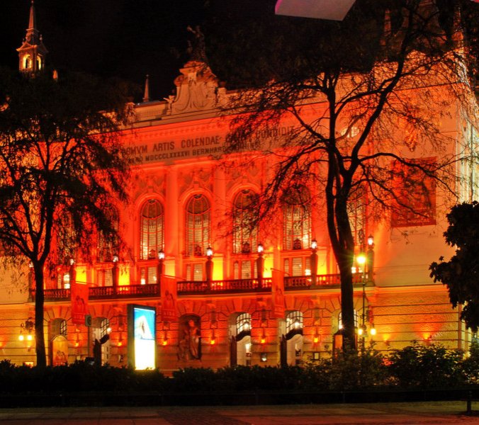 Das abends beleuchtete Theater des Westens in Berlin